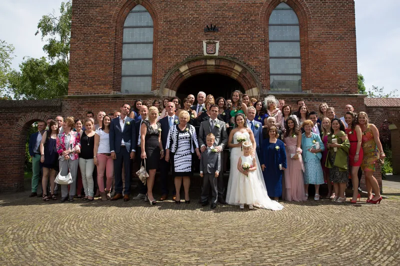 De groepsfoto met alle gasten voor de kapel van het Heilige Geesthofje