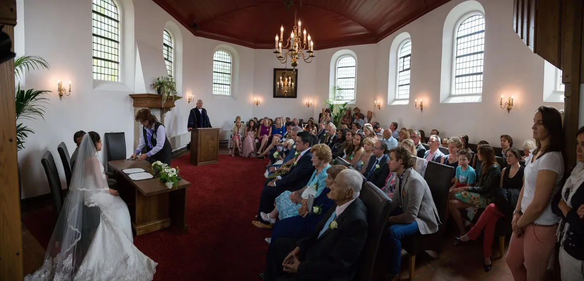 De trouwzaal in het Heilige Geesthofje met de gasten, als panorama
