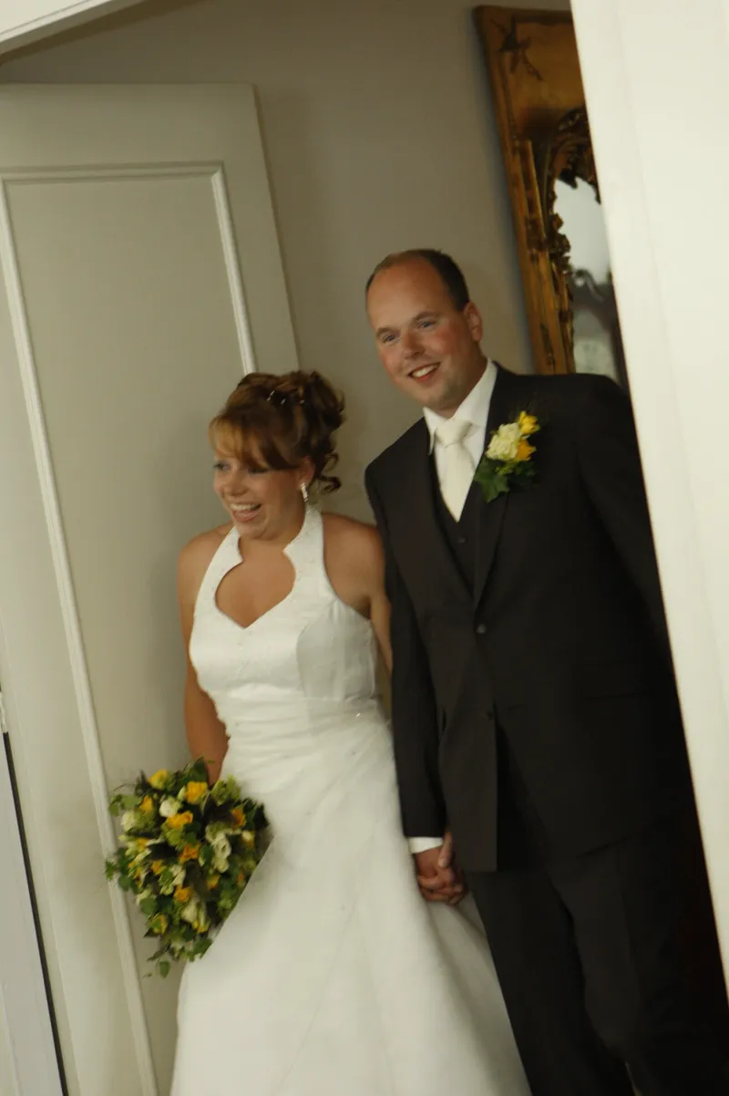 Yvonne en Robert-Jan komen de trouwzaal binnen