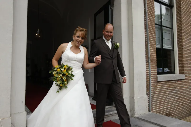 Yvonne en Robert-Jan komen naar buiten door de deur van het gemeentehuis