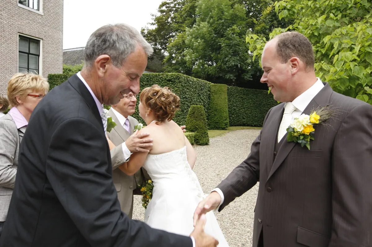 Robert-Jan wordt gefeliciteerd in de tuin van het gemeentehuis