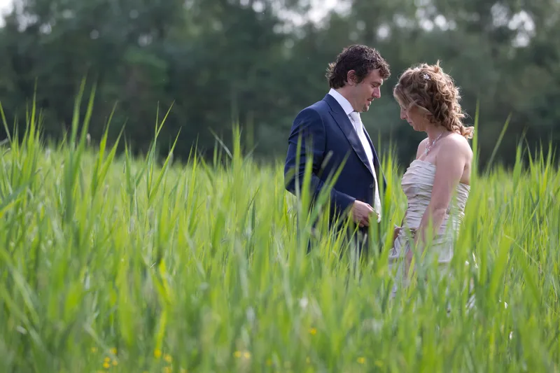 Patricia en Arno staan in het hoge gras