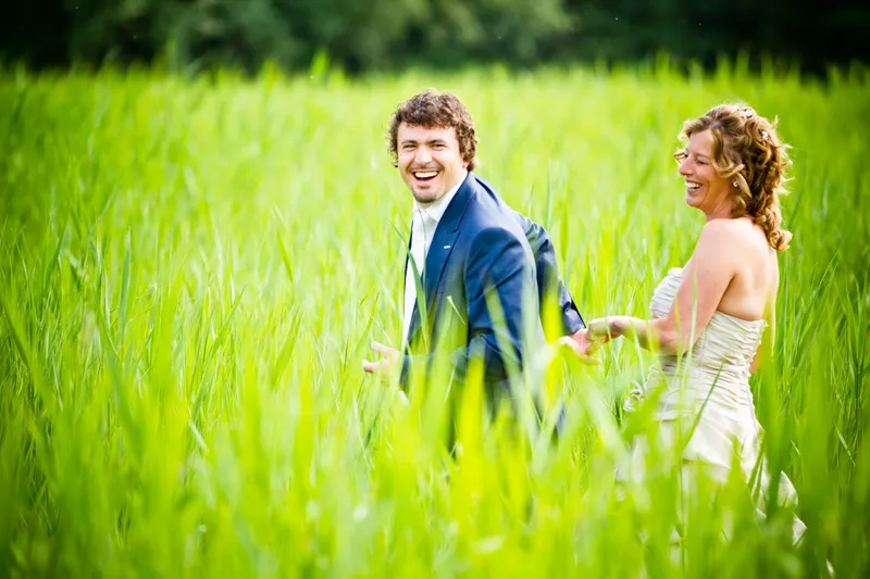 Arno lacht naar Patricia in het felgroene gras