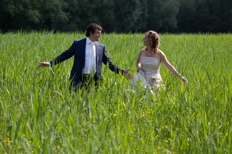 Patricia en Arno lopen met hun armen wijd door het gras