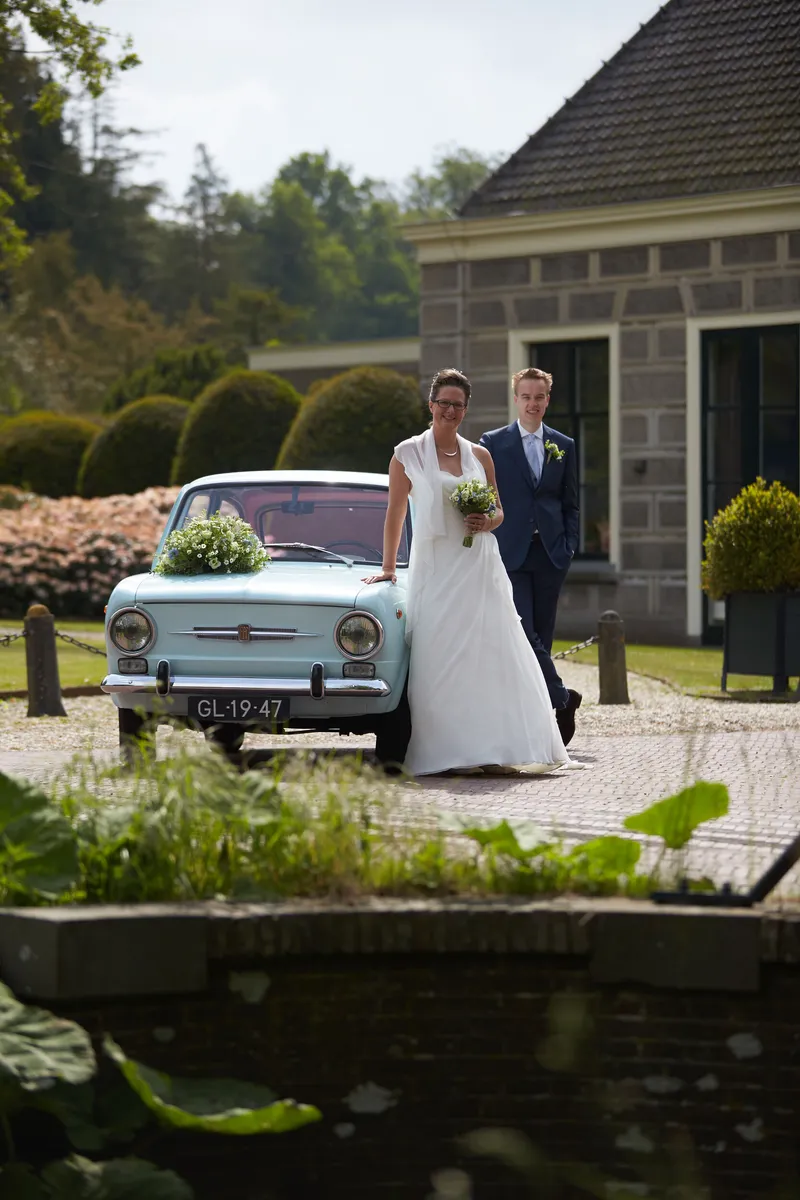 Marjolein en Coen bij de Fiat, met de gracht op de voorgrond