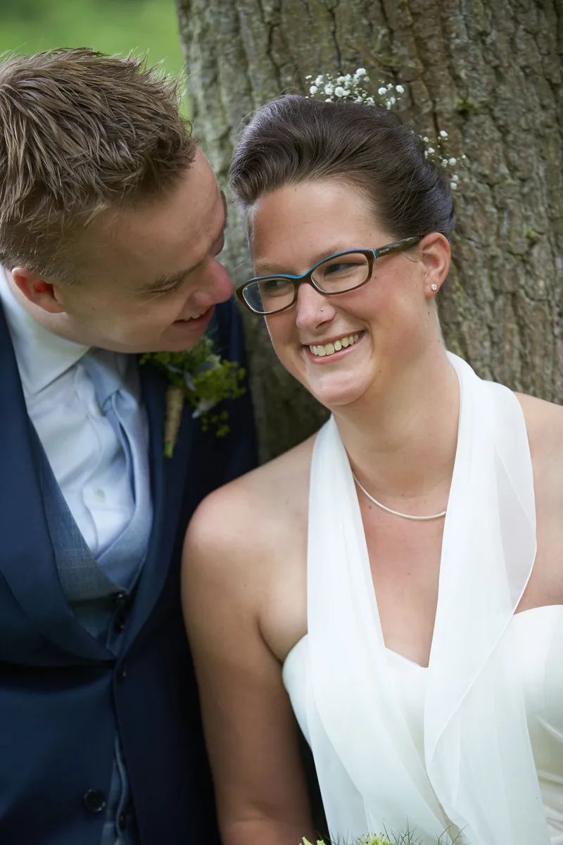 Coen fluistert iets in het oor van Marjolein, die lacht