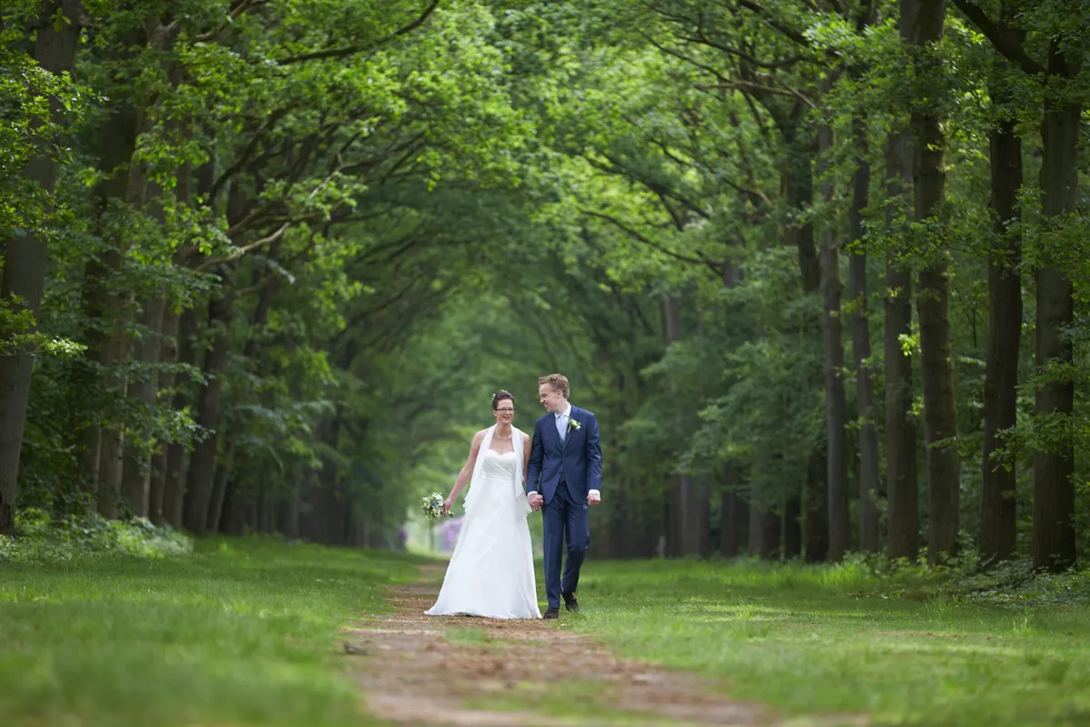 Marjolein en Coen lopen door een lange groene laan in ’s-Graveland