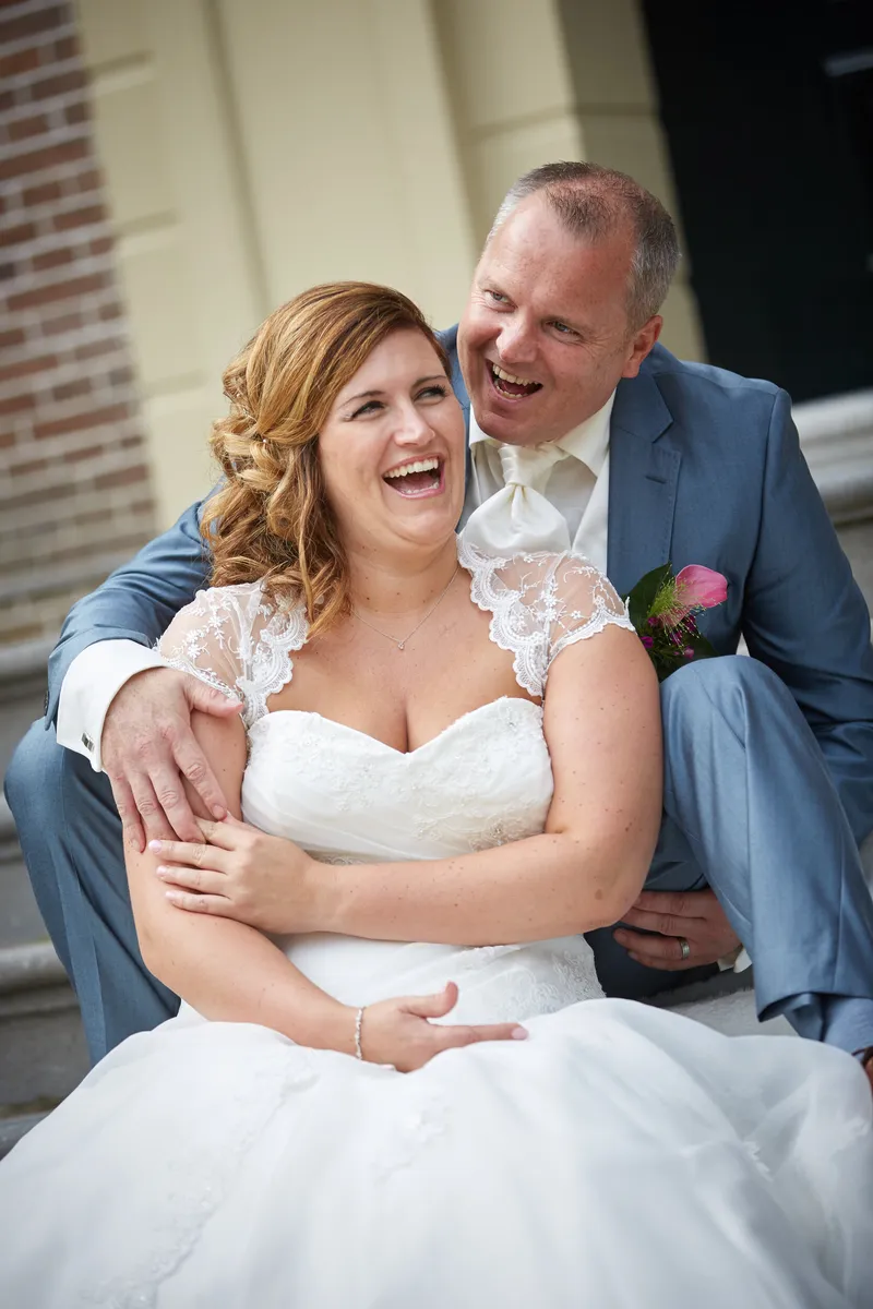 Eric omhelst Jessica op een bankje