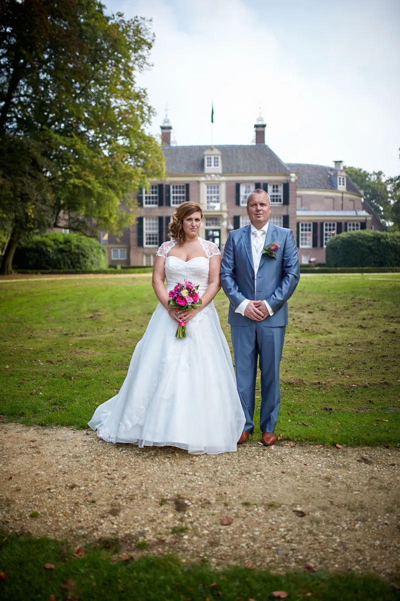 Jessica en Eric op het gras voor Kasteel Groeneveld