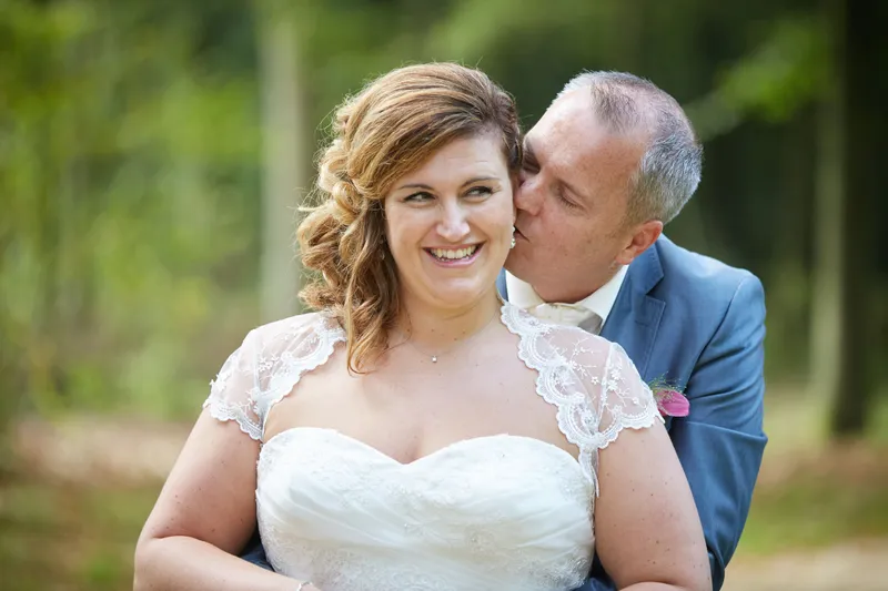 Eric kust Jessica op de wang, zij lacht in de camera