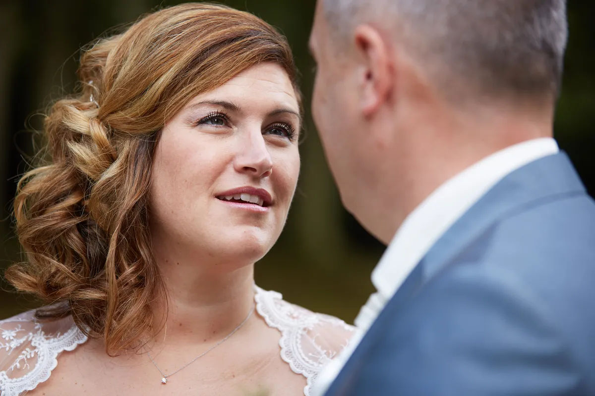 Jessica kijkt opzij naar Eric