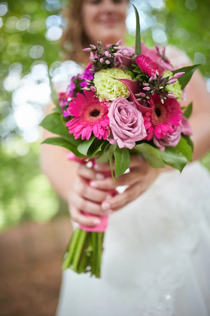 Het boeket met roze gerbera’s en rozen