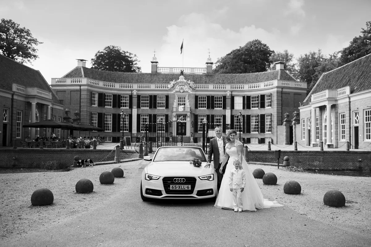Zwart-wit: Jessica en Eric bij de witte Audi voor het kasteel