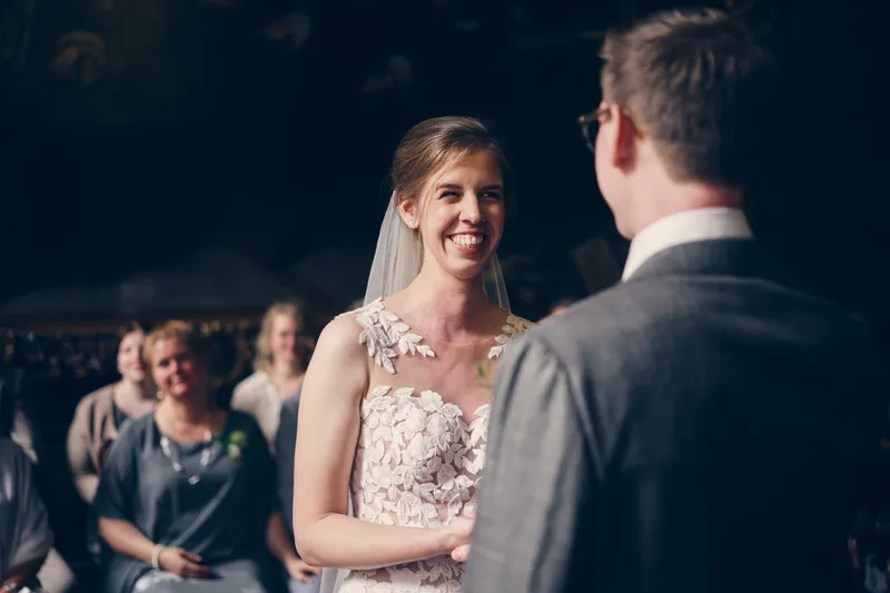 Marjolijn kijkt Yvo glimlachend aan tijdens de ceremonie