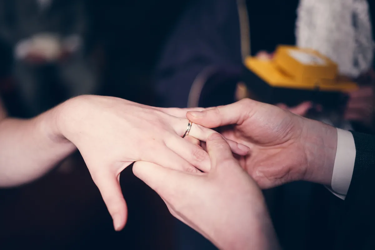 Yvo schuift de ring om Marjolijns vinger