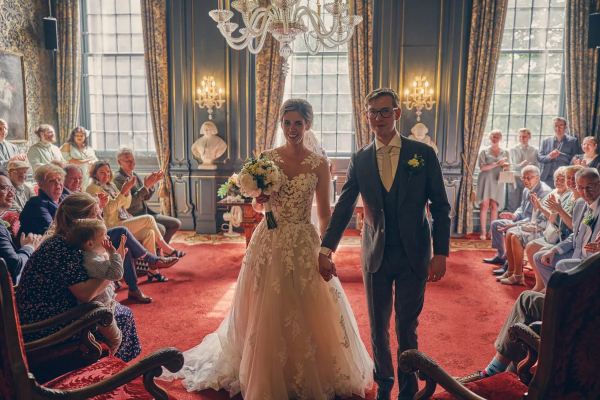 Yvo en Marjolijn lopen als getrouwd stel de trouwzaal uit