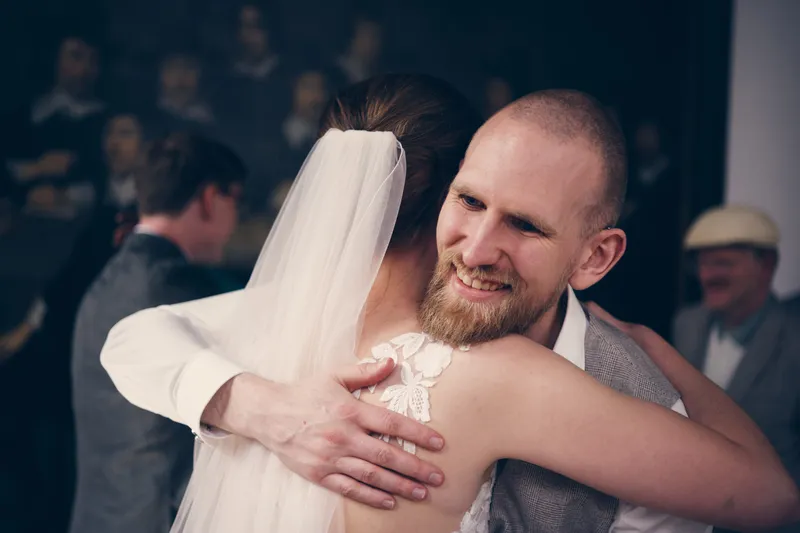 Een gast omhelst Marjolijn bij de felicitaties