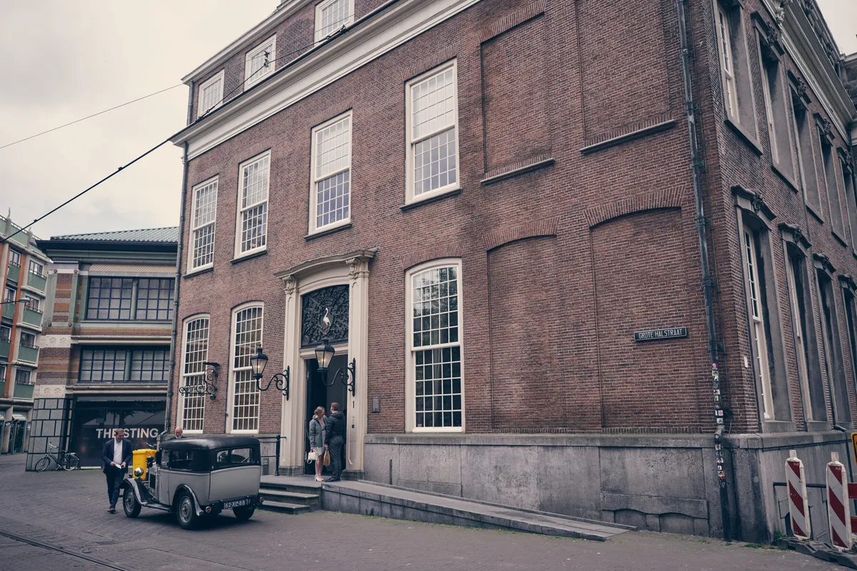 Het oude stadhuis aan de Groenmarkt, met de oldtimer voor de deur