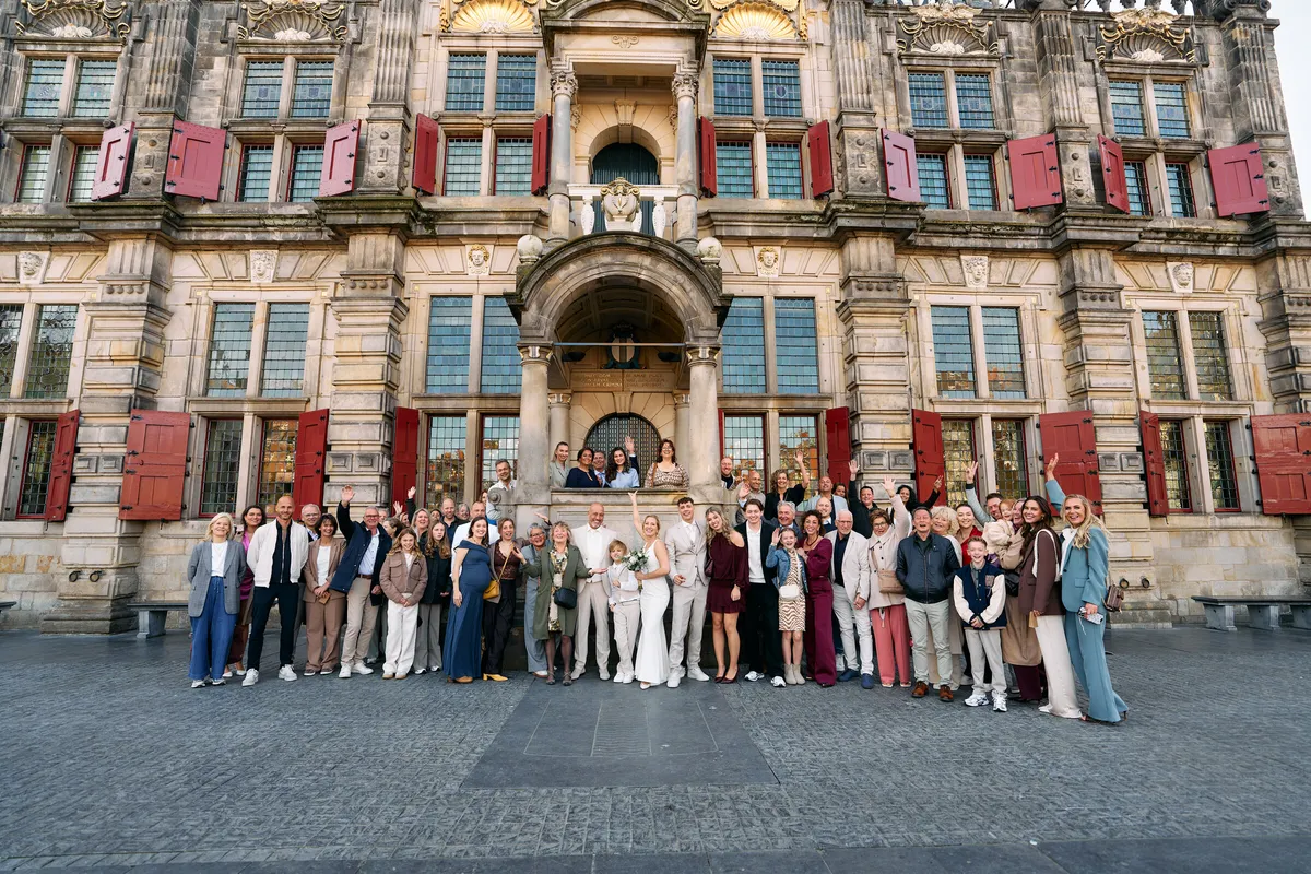 De groepsfoto met alle gasten voor het stadhuis van Delft
