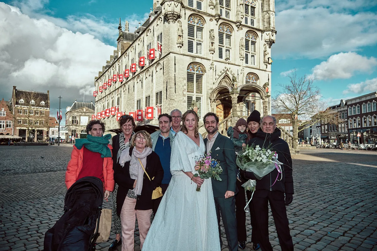 De groepsfoto met alle gasten op de Markt, voor het stadhuis van Gouda