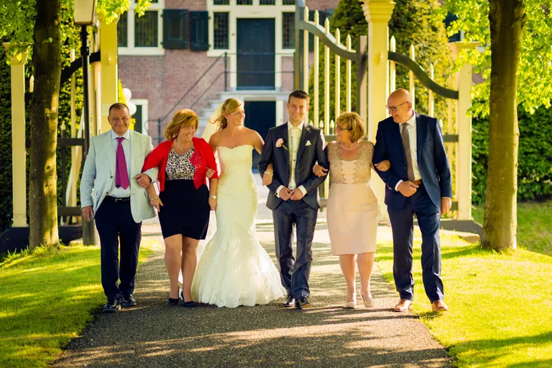 Nienke en Vincent lopen met hun ouders over het pad