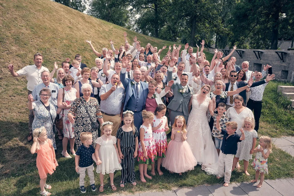 De groepsfoto met familie en gasten op de grasberm van het fort