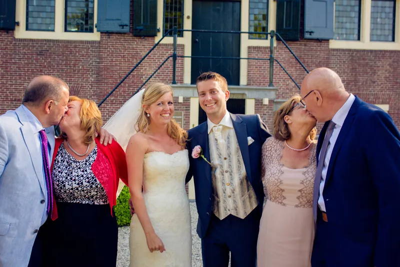 Nienke en Vincent met hun ouders voor de Hofstede