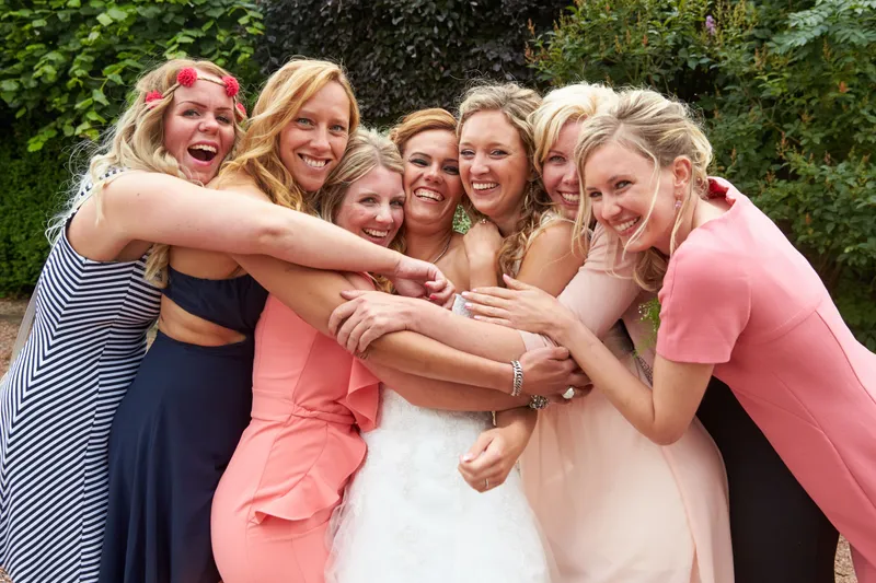 Trudy omhelst haar vriendinnen