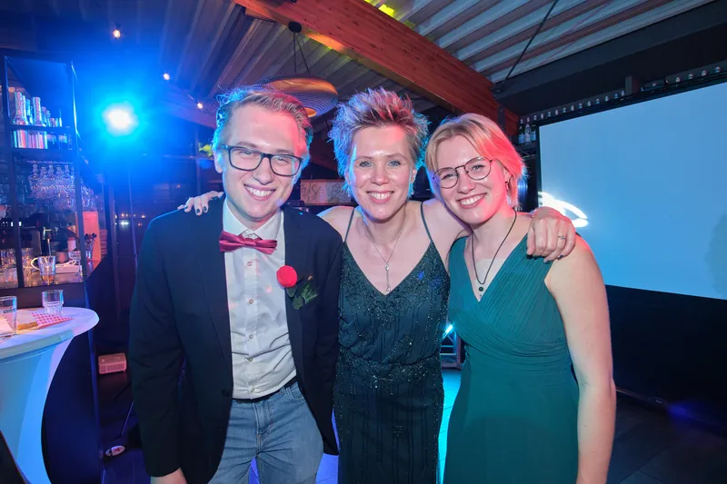 Esther lacht met twee vrienden