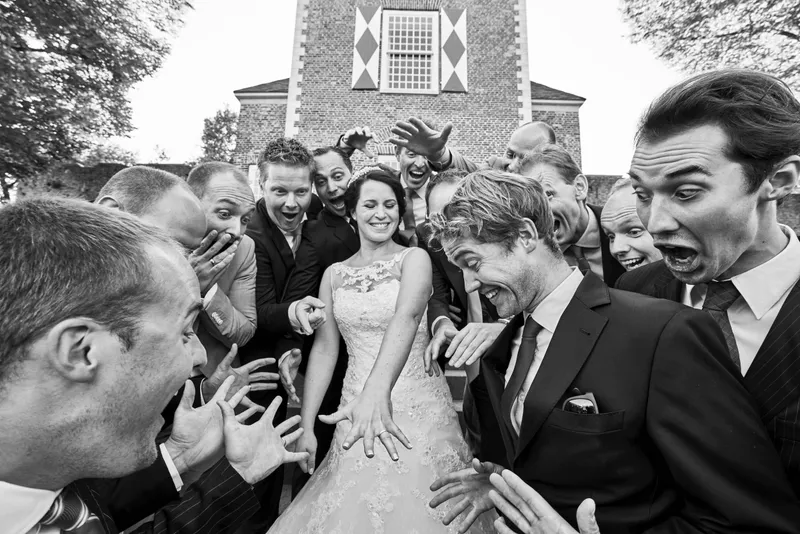 De vrienden trekken gekke gezichten rond Frederike, in zwart-wit