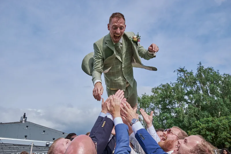Jeffrey wordt door zijn vrienden de lucht in gegooid