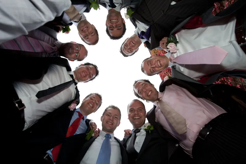 De vrienden van Gerben kijken van bovenaf in de camera, in een kring
