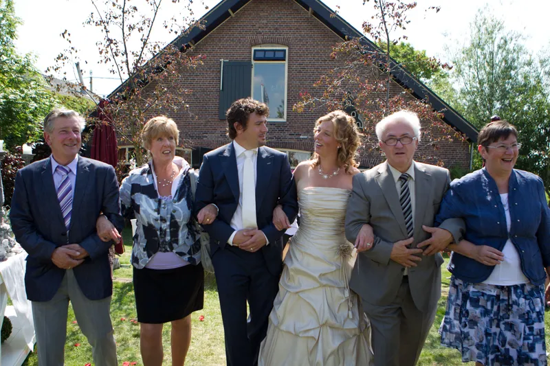 Patricia en Arno met familie voor De Witte Raaf