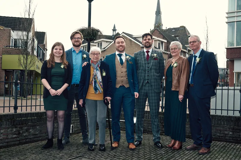 De familie op het pleintje, met een kerktoren op de achtergrond
