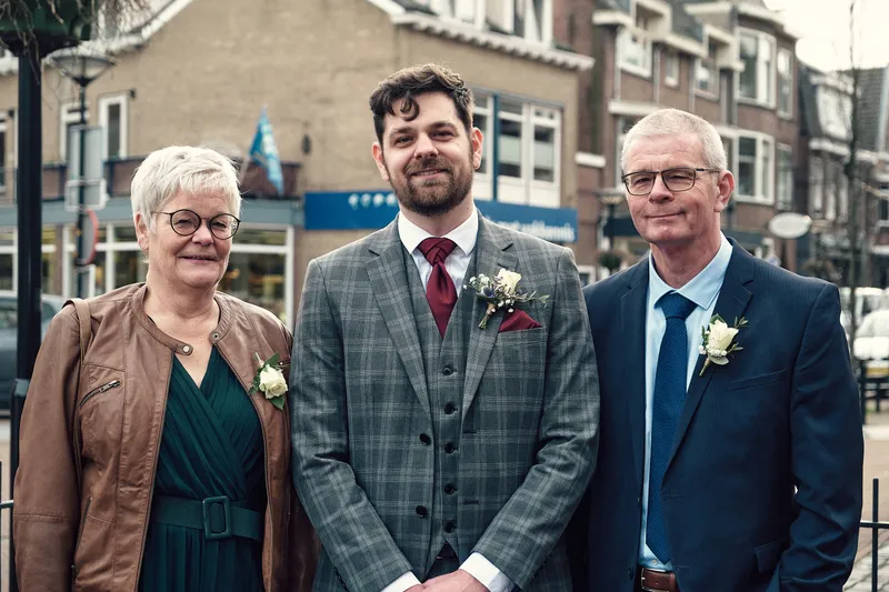 Joey en Twan met familie op het pleintje