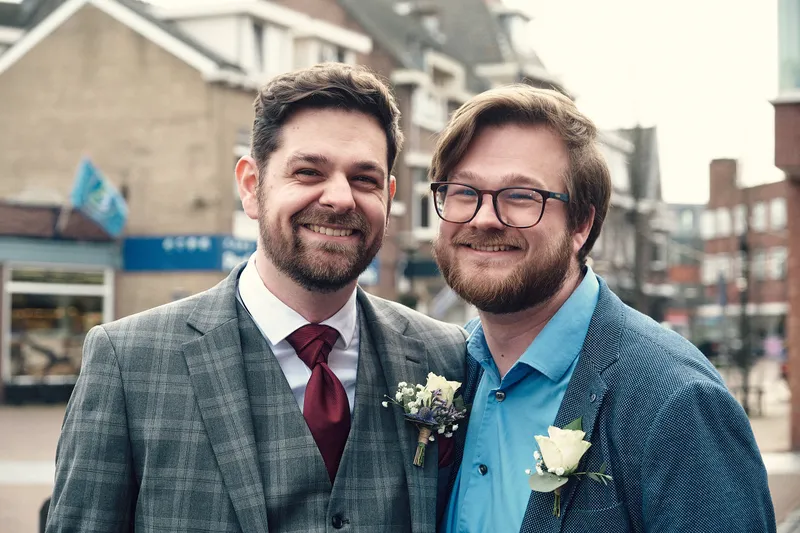 Joey en Twan lachen samen met een vriend