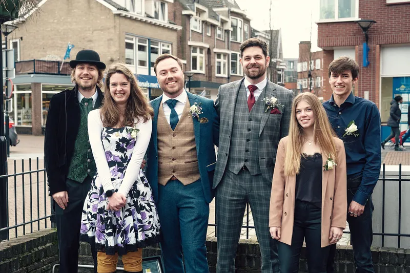 Joey en Twan met een groep vrienden
