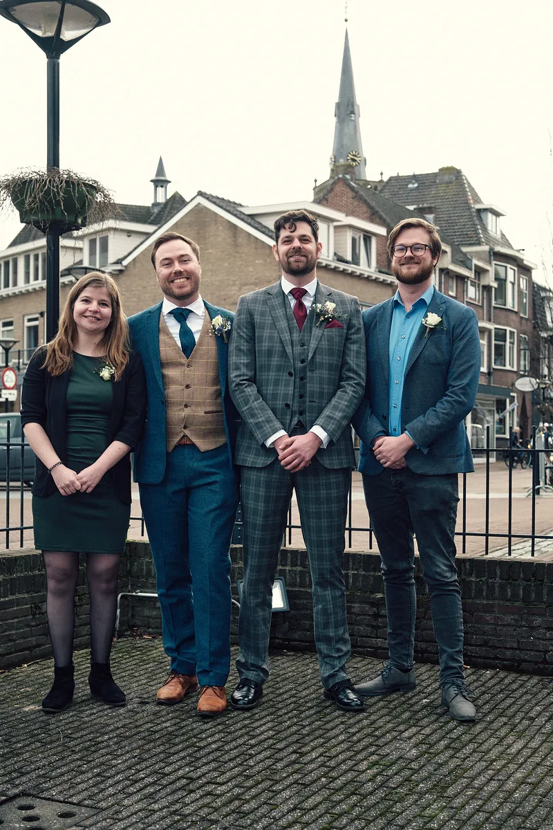 Joey en Twan met vrienden op het pleintje, de kerktoren erachter