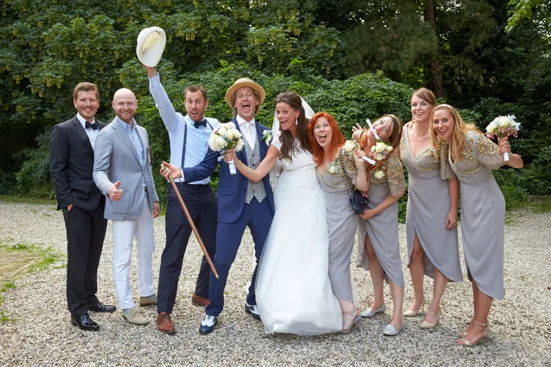 Rinkje en Wouter met de bruidsmeisjes en vrienden