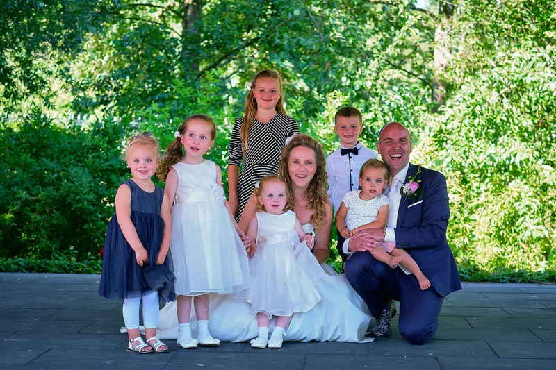 Chantal en Ramon met de kinderen bij de groepsfoto