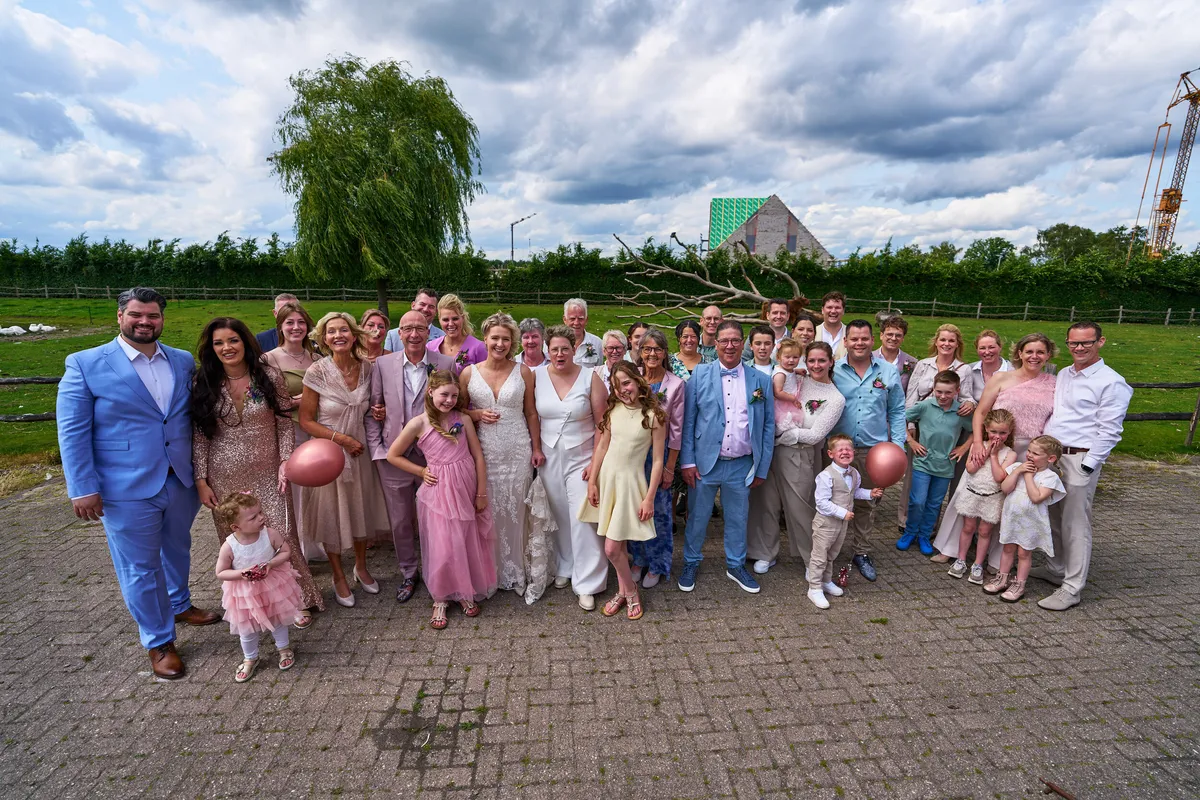 De hele groep daggasten op het plein voor het groen