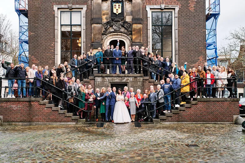 De grote groepsfoto op de trap van het stadhuis van Schiedam