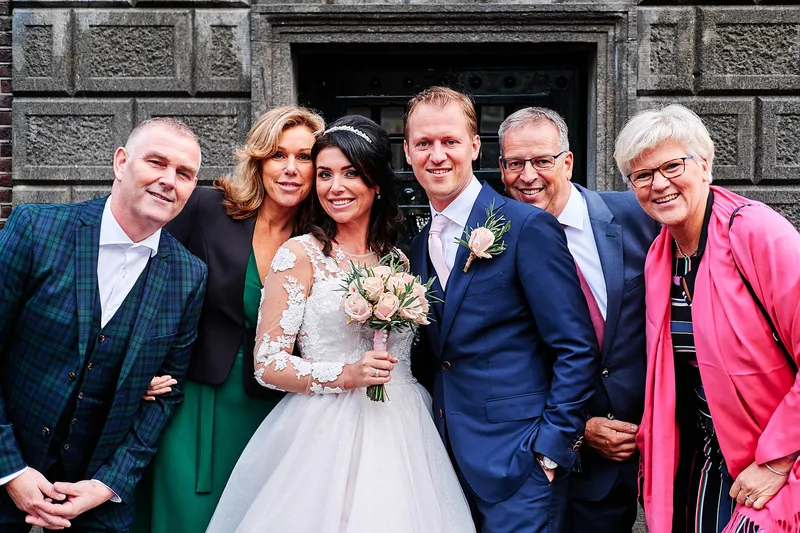 Kimberley en Mike met familie bij de houten deur