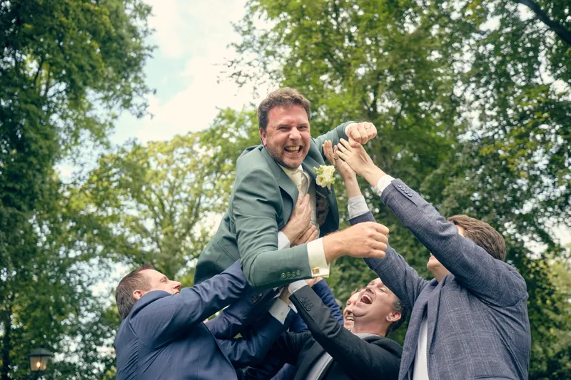 Fabian wordt door zijn vrienden de lucht in gegooid