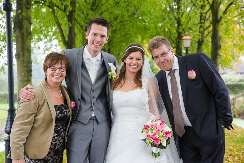 Mark en Annika met familie in een laan met herfstbladeren