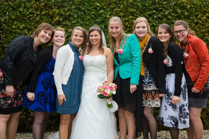Annika met haar vriendinnen voor de haag
