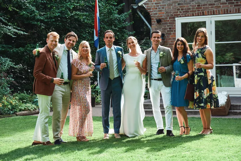 Een groepje gasten dat in dezelfde maand jarig is, voor het huis