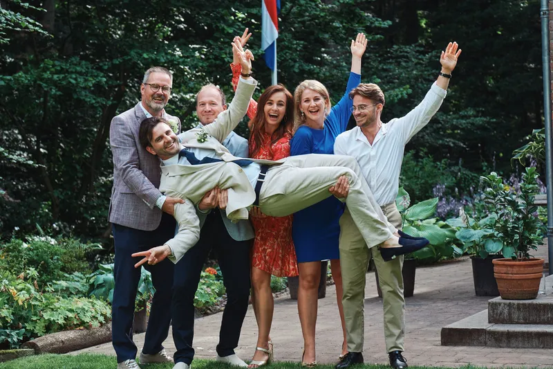 De jarigen van een andere maand tillen iemand op