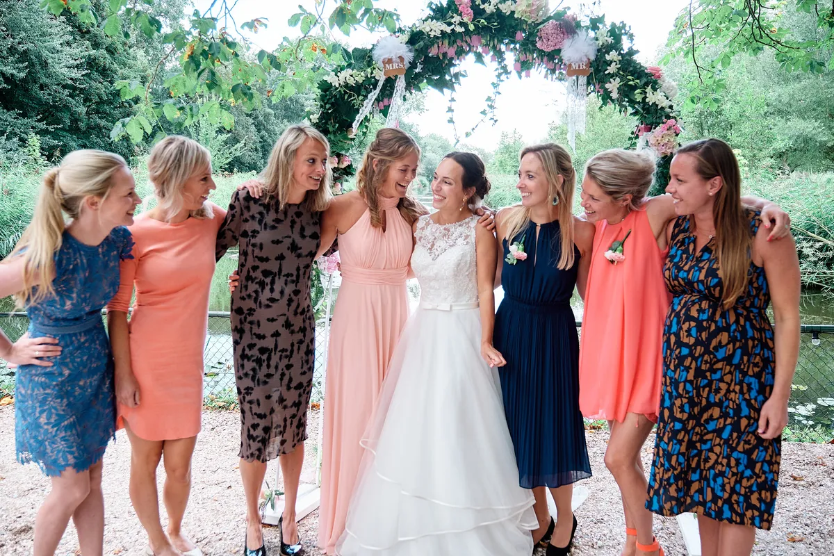 Tessa met haar vriendinnen voor de bloemenboog