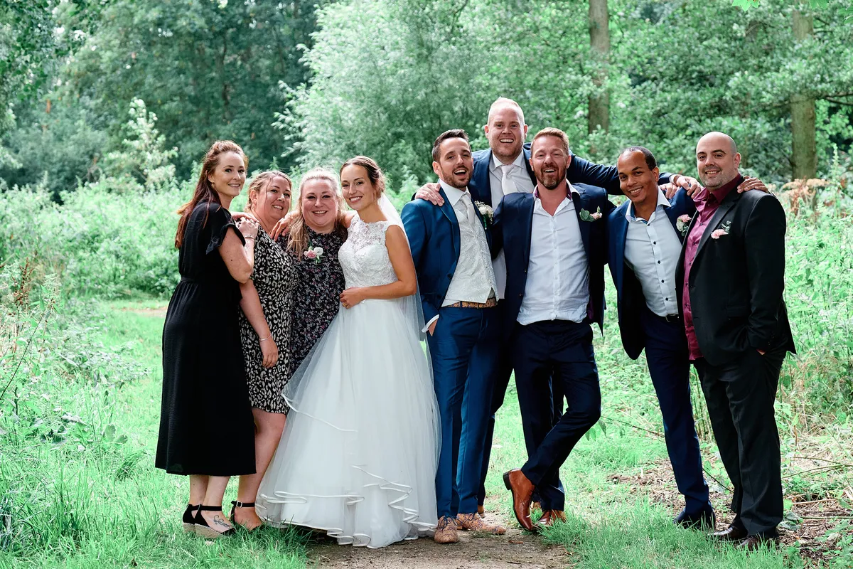 Groepsfoto van Tessa en Jeroen met vrienden in het groen